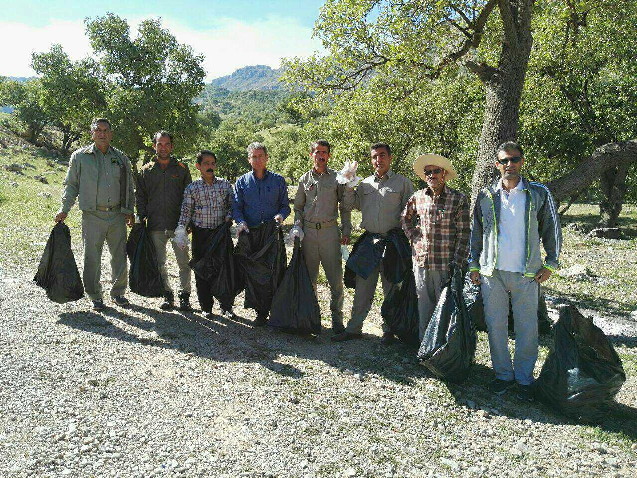 زباله، زخمی که بیصدا تن طبیعت را فرسوده می کند/ کار زیبای انجمن سبزگامان گچساران و دوستداران طبیعت درگناوه لری+تصاویر
