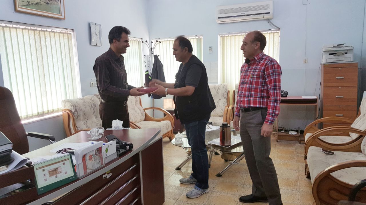 نشست هم اندیشی جمعی از راهنمایان و فعالان گردشگری گچساران با رئیس میراث فرهنگی شهرستان در راستای اهداف کنوانسیون ۲۰۱۷