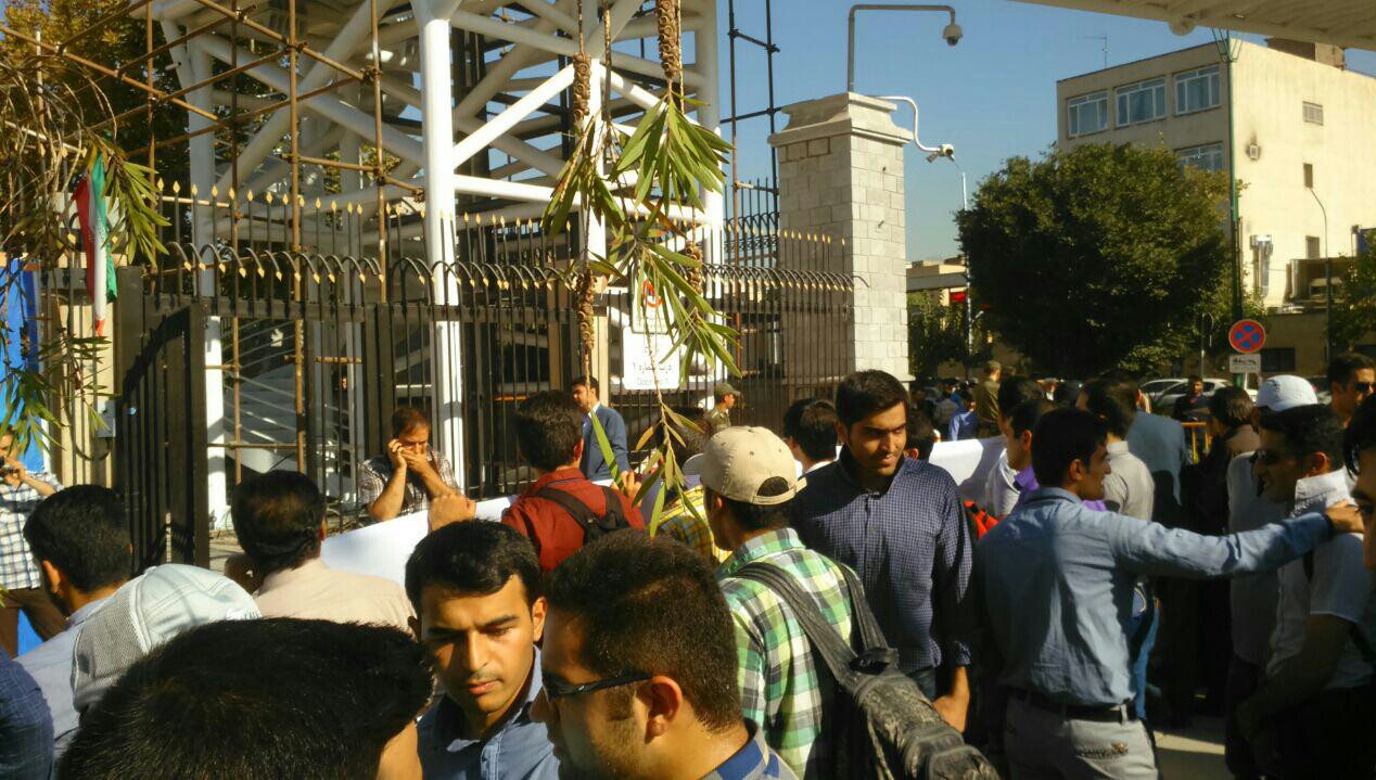 تجمع دانشجویان و فارغ‌التحصیلان دانشگاه صنعت نفت مقابل مجلس در اعتراض به لغو اولویت استخدام این دانشگاه
