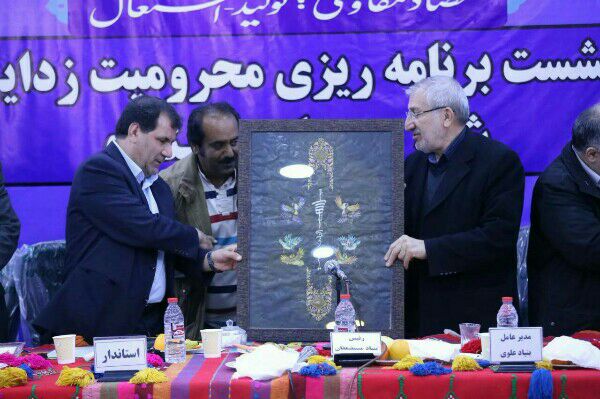اهدا شاهکار هنرمند لنده ای به رییس بنیاد مستضعفان+تصاویر