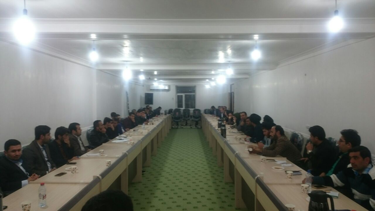 در نشست فرماندار لنده با جوانان این شهر مطرح شد؛ دست از خود زنی و تخریب فرزندان خود برداریم/فرزندان بجای رسیده از کهگیلویه بزرگ و آنانکه عزلت گزیدند به میدان بیایند/ اقتصاد مبتنی بر هنر وفرهنگ و کشاورزی التیام بخش لنده است +تصاویر