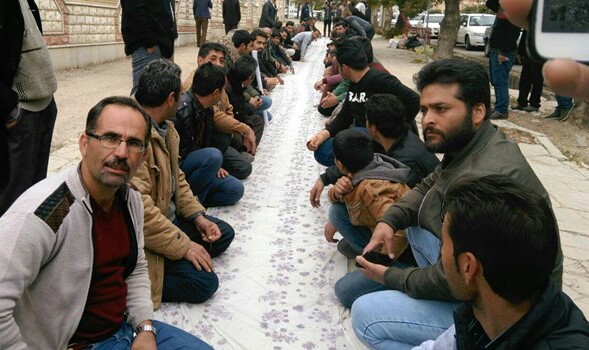 کسبه جمعه بازار یاسوج به نشانه اعتراض سفره خالی مقابل استانداری کهگیلویه و بویراحمد پهن کردند+تصاویر