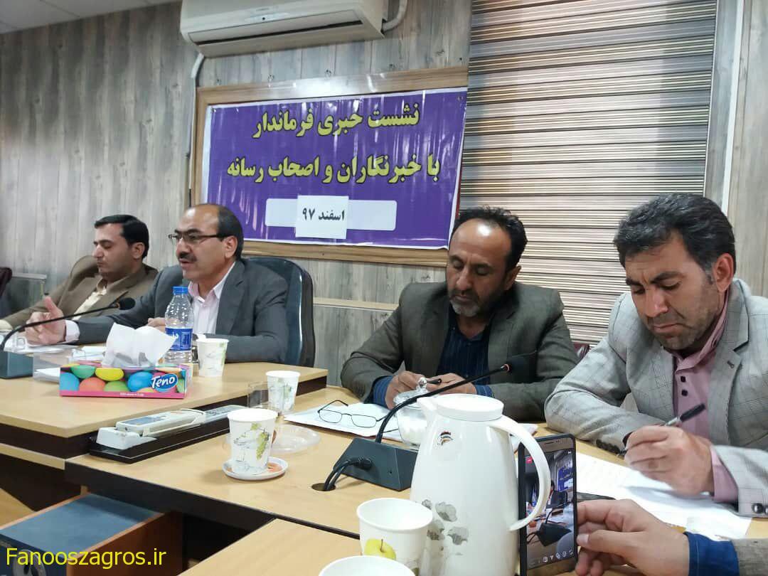 حاشیه های اولین نشست خبری فرماندار گچساران؛ از پیشگویی های برخی خبرنگاران تا گیردادن به همراهی خوانپایه با نماینده در مراسمات فاتحه خوانی/خوانپایه：هرکس به توسعه گچساران کمک کند دستش را می بوسم+تصاویر