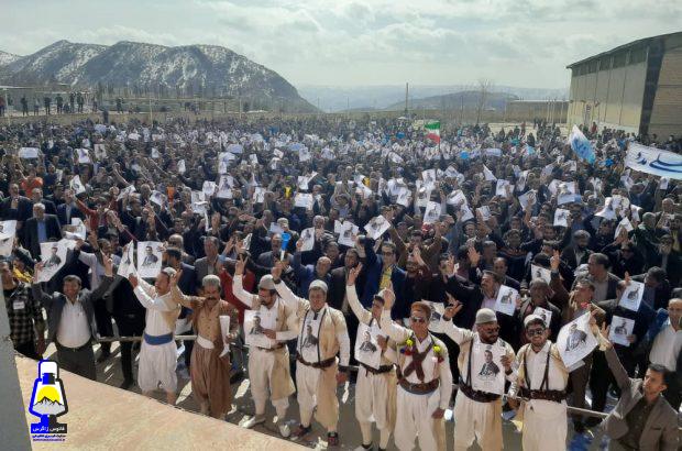 نطق محمد بهرامی در جمع مردم سیسخت: مردمان این دیار تفنگ را با قلم عوض کردند/ سیسخت نه انگورپرور که شهر ادب و فرهنگ است/ به عزت دنا قسم اقتدار از دست رفته را احیا میکنم+تصاویر