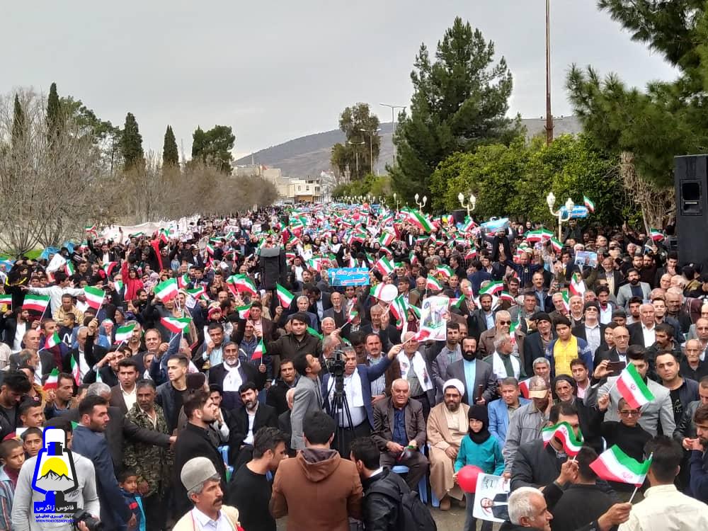 نطق انتخاباتی سید قدرت الله حسینی در باشت : آمده ایم که مرز بندی های قومی و قبیله ای که تعمدا به آن رنگ داده اند آنها را از بین ببرم/ آمده ام بر فامیل بازی ،باند بازی که بسیار شدید و غیر اخلاقی است خاتمه دهم/ در خبرگزاری ها، روزنامه ها و شخصیت ها بحث از رانت خواری و چپاول است که متاسفانه نام گچساران مطرح است/ همه جا را کنده کاری کردید که یک نقطه سیاه در زندگی من و خانواده ام پیدا کنی و پیدا نکردی +تصاویر