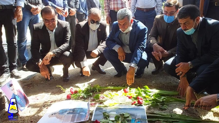 سفر معاون وزیر جهاد کشاورزی به گچساران و دیدار با خانواده البرز زارعی/اظهارات آقای معاون بر مزار البرز زارعی+تصاویر