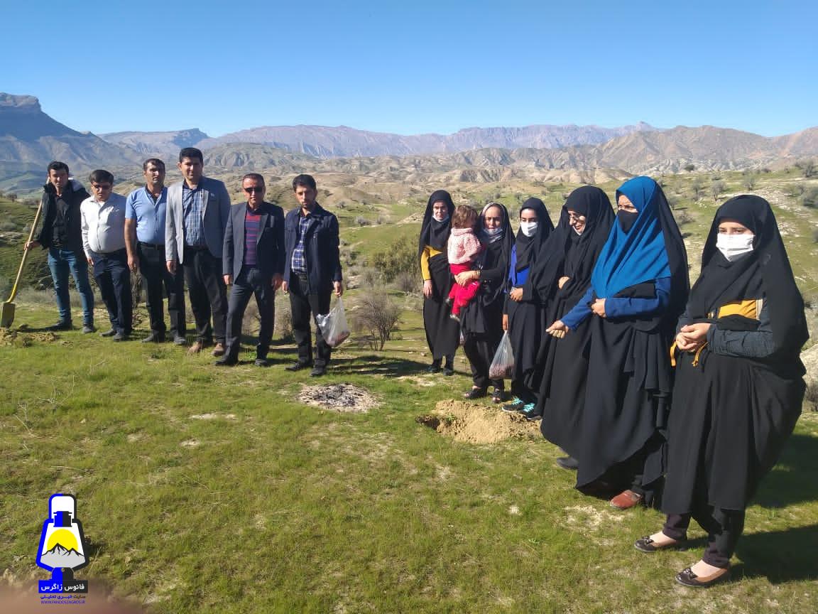 به مناسبت دهه فجر ، پویش مردمی کاشت دانه های بادام در لنده + تصاویر