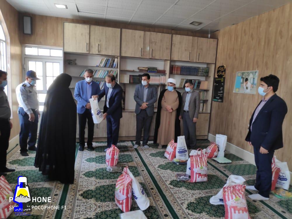 در مراسمی با حضور مسولین شهرستان گچساران ؛ بسته های حمایتی شامل اقلام خوراکی و پوشاک به خانواده مددجویان تحویل داده شد+تصاویر