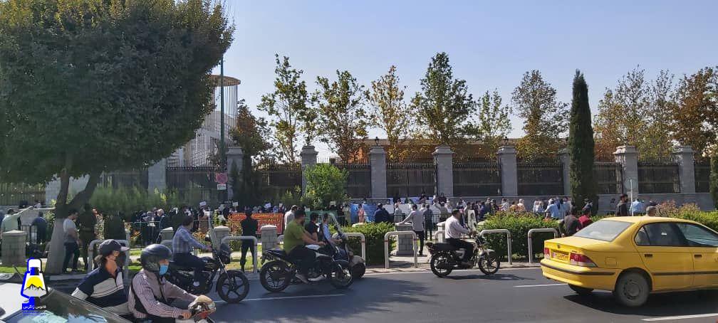 تجمع ایثارگران در مقابل مجلس شورای اسلامی در اعتراض به عدم اجرای قانون تبدیل وضعیت +تصاویر