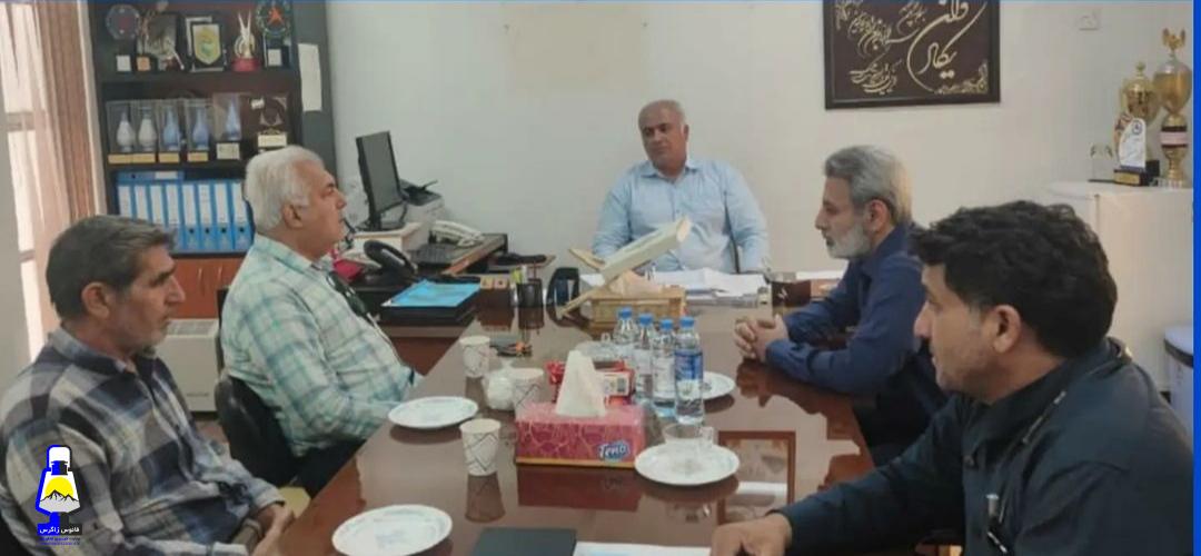 نشست همفکری سرپرست امور ورزش نفت و گاز گچساران با جمعی از اعضای تیم فوتبال پیشکسوتان نفت