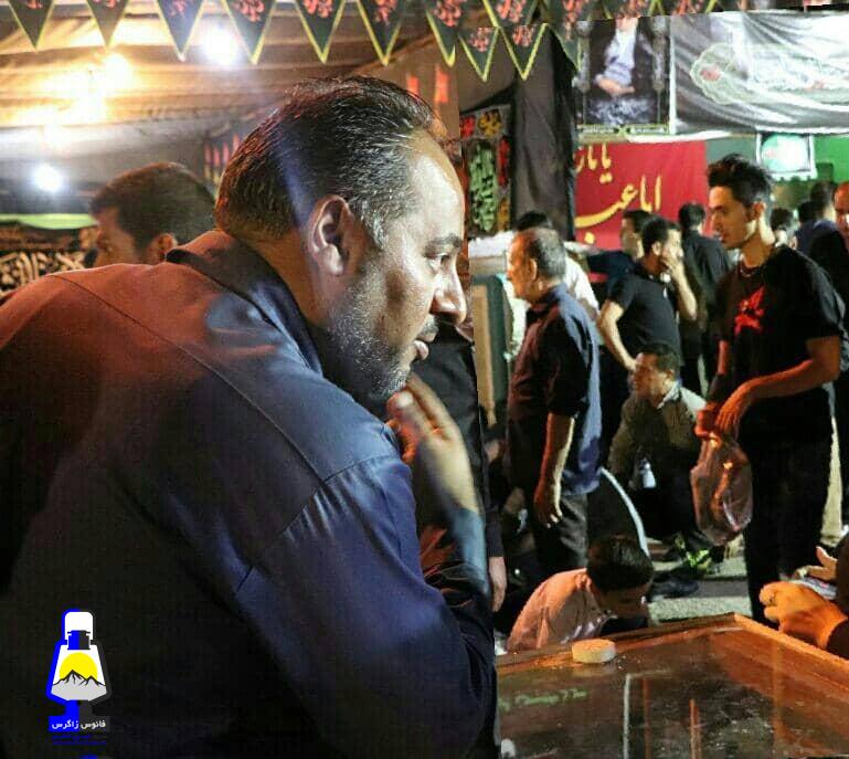 مداح گچسارانی که در سوگ خمینی در جماران نوحه سرداد/در گفتگو با مداح کهگیلویه وبویراحمد عنوان شد؛کاش مسئولیت ها را به چهارتا بچه هیئتی میدادند/اشک رقیه بر گونه دختران شهدای هسته ای