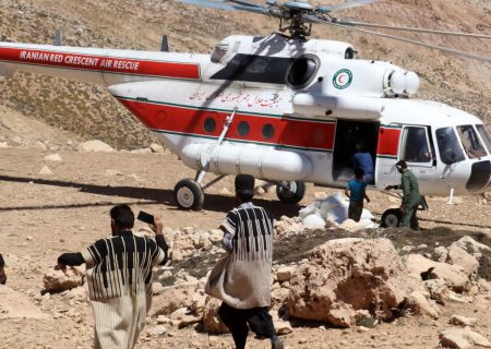 امدادرسانی هوایی هلال‌احمر خوزستان به ۶۵خانوار ساکن در مناطق صعب‌العبور