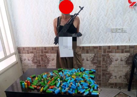 بازداشت سارق مسلح اندیمشک با اسلحه کلاشینکف / خانه ها را به رگبار بسته بود + عکس