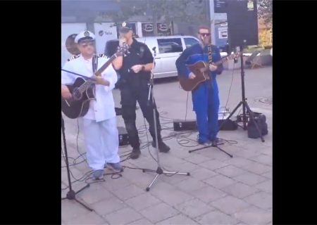 ببینید / ویدیویی پربازدید از واکنش جالب پلیس نروژ به نوازنده خیابانی + فیلم