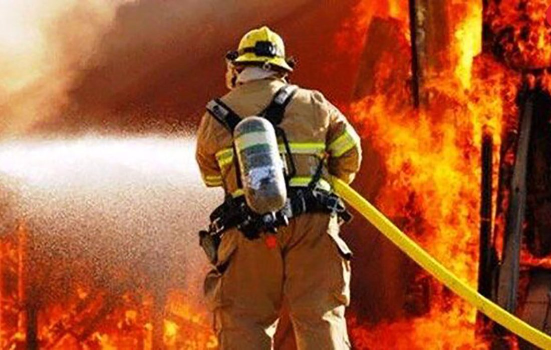 حریق گسترده کارگاه مبل سازی نصیرشهر/ انفجار بشکه های تینر حادثه آفرید