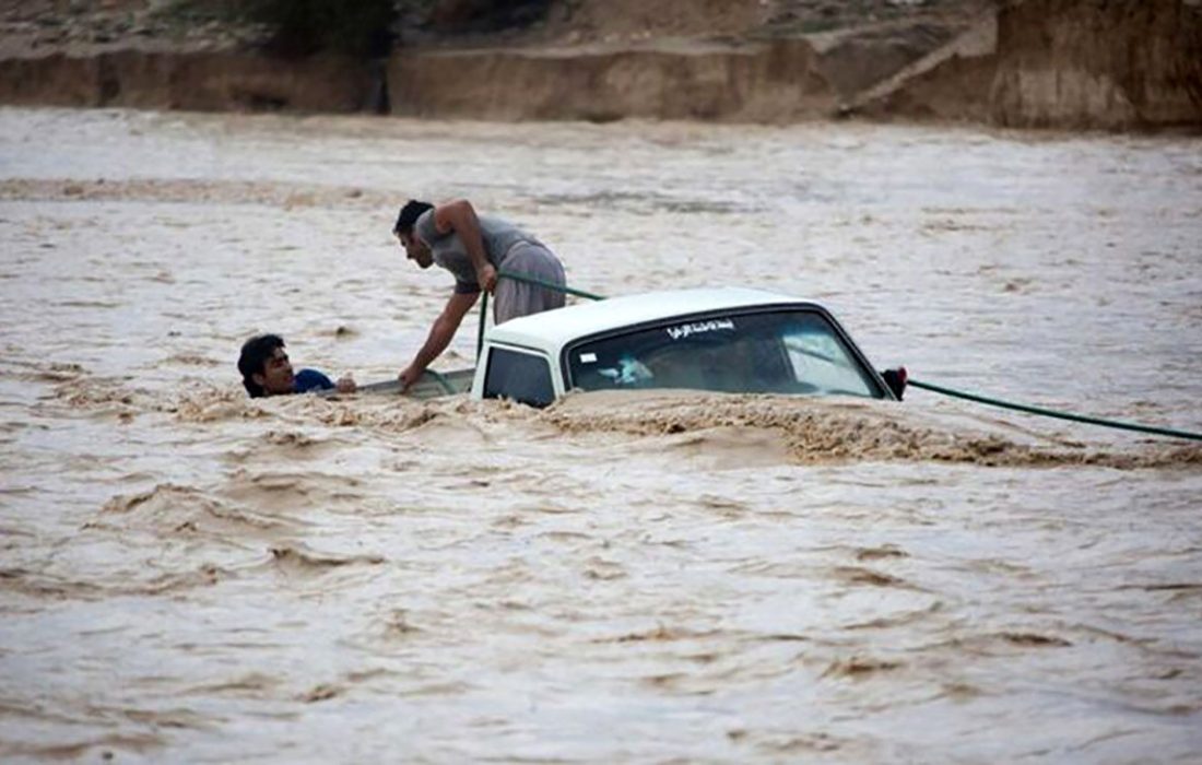 فیلم شاهکار  راننده لودر در شب وقوع سیل یک روستا !