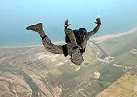 فیلم شجاع ترین چتر باز جهان / فرود هیجان انگیز از فاصله ۱۰ کیلومتری زمین بدون چتر