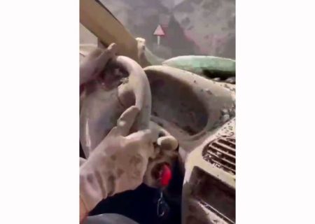 فیلم عجیب از فرار ۲ جوان پژو سوار از سیل ویرانگر / رانندگی با ماشین پر از گل