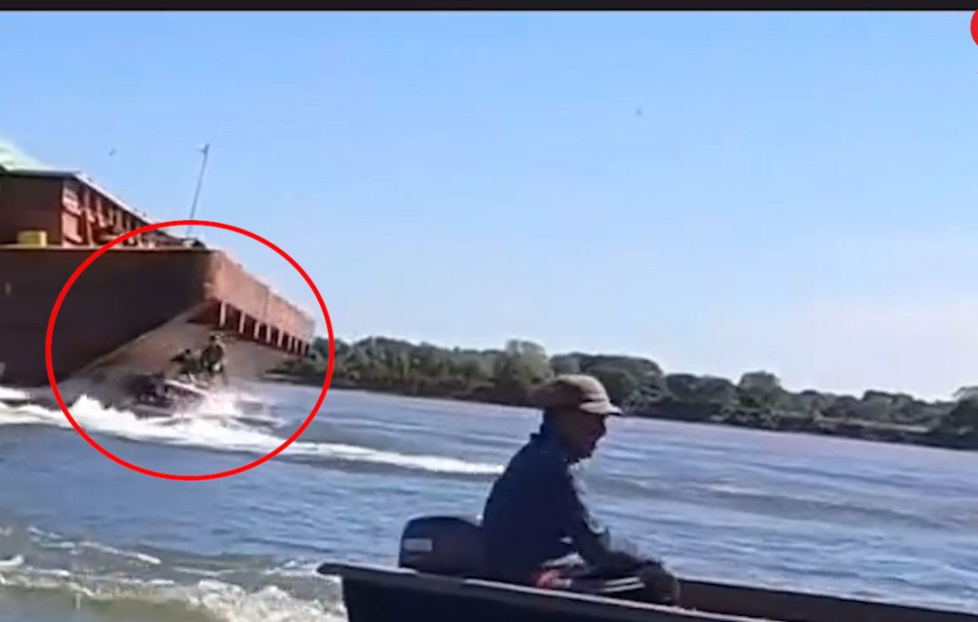 فیلم لحظه تصادف ناو باربری با قایق تفریحی /  ببینید