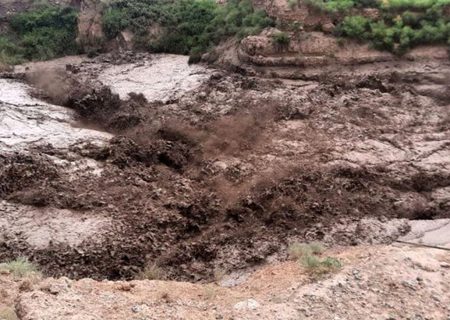فیلم نجات پیرزن ۸۵ ساله روستای سیل‌زده انگوران چالوس