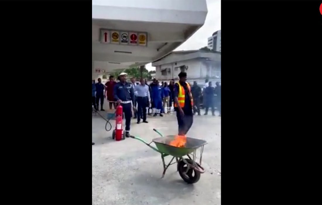 فیلم گاف عجیب آتش‌نشانان در کلاس آموزشی / آتش خاموش نمی شد!