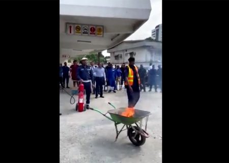 فیلم گاف عجیب آتش‌نشانان در کلاس آموزشی / آتش خاموش نمی شد!