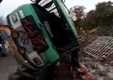 واژگونی مینی‌بوس در گیلانغرب ۱۰ مصدوم برجای گذاشت
