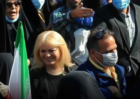زنی با موهای بلوند در مراسم ۱۳ آبان!