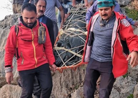 انتقال جسد فرد فوت شده در ارتفاعات روستای عنا در شهرستان باشت