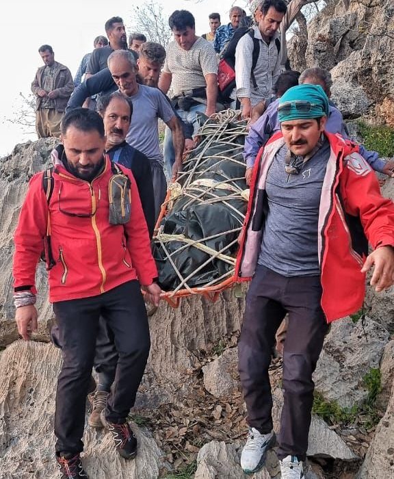 انتقال جسد فرد فوت شده در ارتفاعات روستای عنا در شهرستان باشت