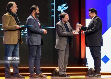 مستند ساز کهگیلویه و بویراحمدی سیمرغ چهل و یکمین جشنواره بین المللی فیلم فجر را دریافت کرد