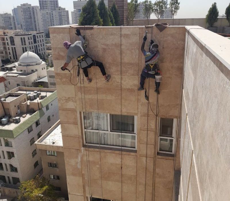 قیمت پیچ و رولپلاک سنگ نمای ساختمان چقدر است؟