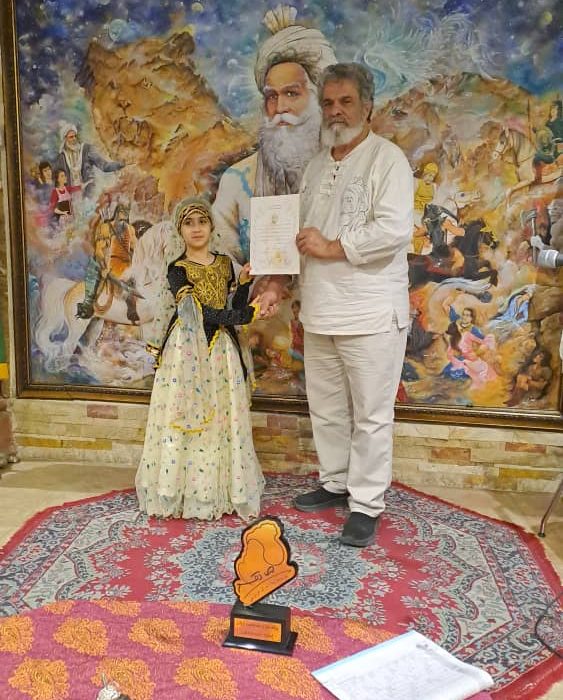 لوح تقدیر مجلس شاهنامه پژوهان تهران به هنرمند کوچک کهگیلویه و بویراحمدی تقدیم شد+تصاویر