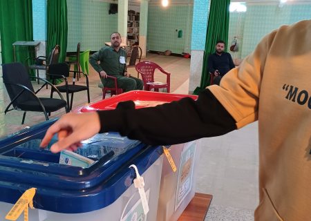 بر طبل آشوب نکوبید