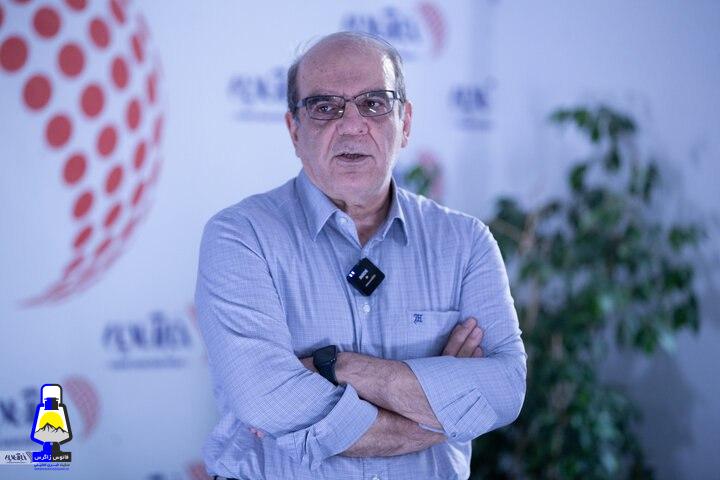 کنایه عباس عبدی به آموزش و پرورش: همچنان درگیر مقنعه دختربچه ها هستید /هیچ فرصتی برای فکر کردن به مساله آموزش پیدا نکردهاید؟