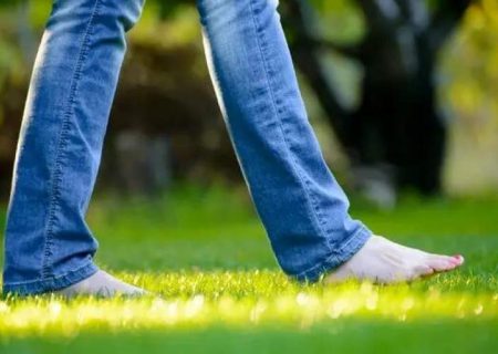 فواید پیاده‌روی با پای برهنه روی چمن