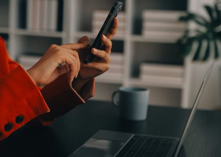 چگونه مجلات آنلاین می‌توانند به حل مشکلات اجتماعی کمک کنند؟