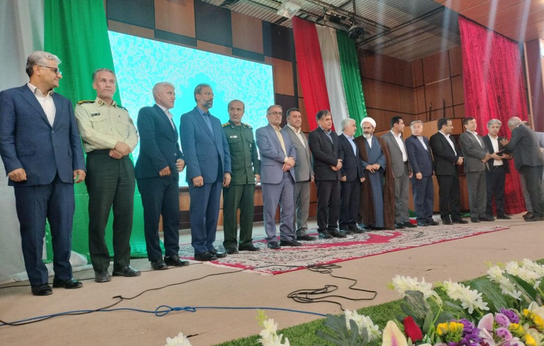 همایش بزرگداشت مقام معلم در یاسوج/بوسه محمد بهرامی بر دستان اولین معلم خود+تصاویر