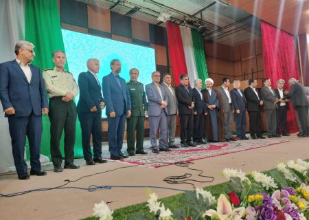 همایش بزرگداشت مقام معلم در یاسوج/بوسه محمد بهرامی بر دستان اولین معلم خود+تصاویر
