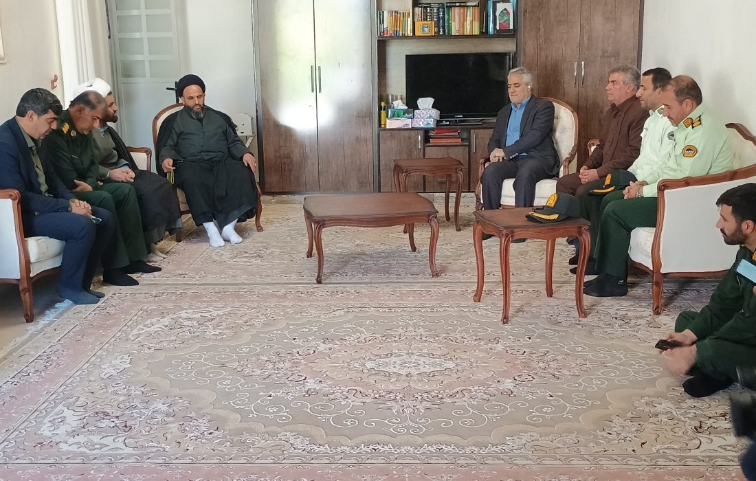 عیادت از خانواده شهدا در هفته بسیج