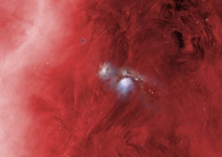 سحابی‌های آبی در دریای سرخ‌رنگ شکارچی