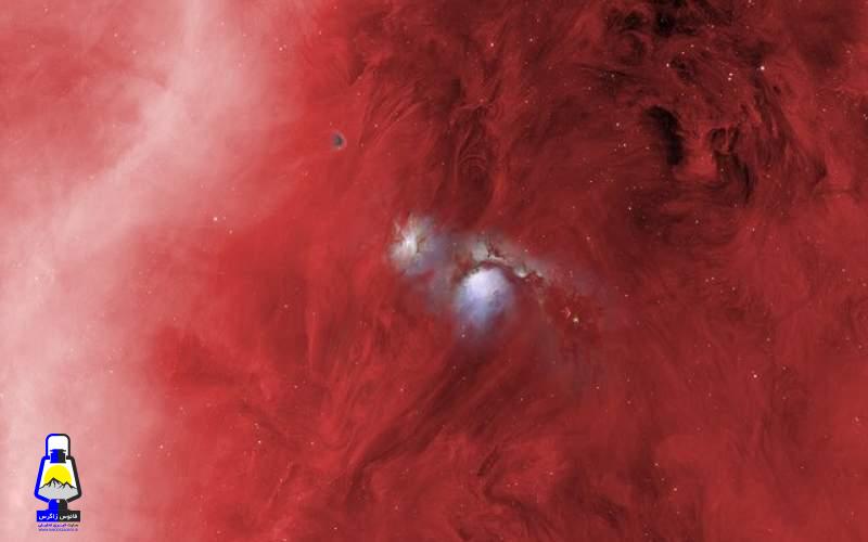 سحابی‌های آبی در دریای سرخ‌رنگ شکارچی