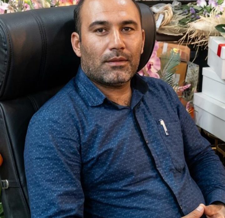 خودش را در یکی از یادداشتهایش اینگونه معرفی کرده بود:من کشاورزم؛ نانم را گندم، امیدم را باران، و فردایم را رنج دستانم می‌سازد